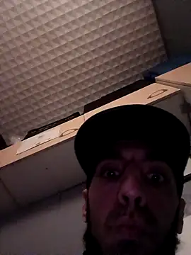 Snapshot of hotguy71000 chatting on December 16, 4:12 pm hotguy71000 online show from December 16, 4:12 pm