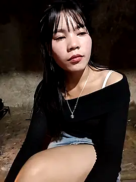 Snapshot of gugu0022 chatting on February 14, 1:19 pm gugu0022 online show from February 14, 1:19 pm