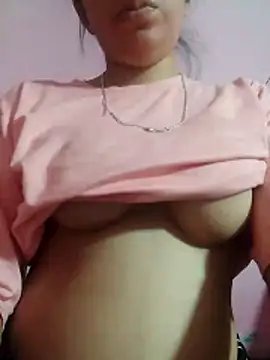 Snapshot of isha_sharma2002 chatting on May 11, 4:37 pm isha sharma2002 online show from May 11, 4:37 pm