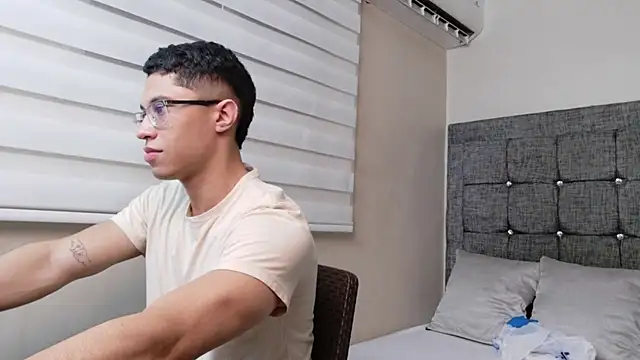 Chrix Velez online show from November 17, 7:41 pm