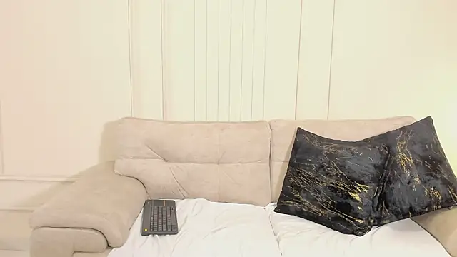 Naomi Lynn online show from December 4, 7:55 pm