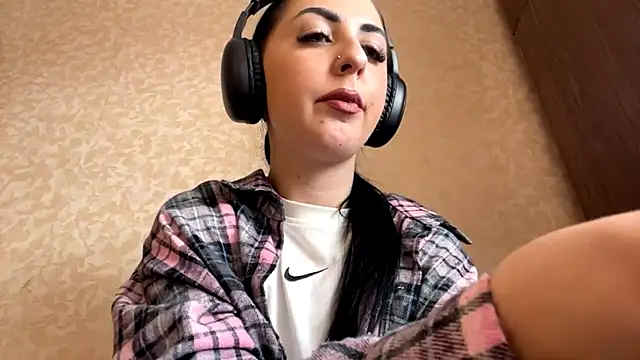 Snapshot of CindyFlowers chatting on November 15, 9:17 am CindyFlowers online show from November 15, 9:17 am