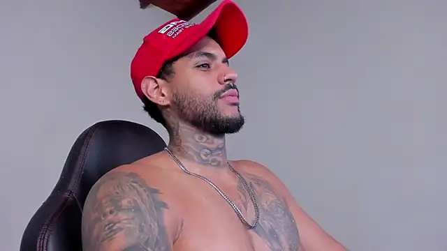 LuigiVitale 1 online show from December 5, 1:14 am