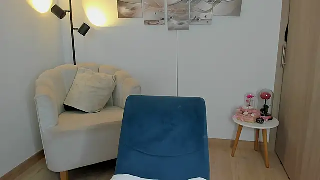 haileyflorez  online show from April 18, 7:58 pm