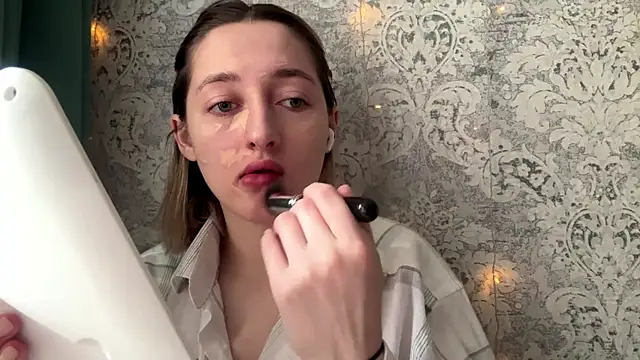 Emily lyy online show from December 3, 9:18 am