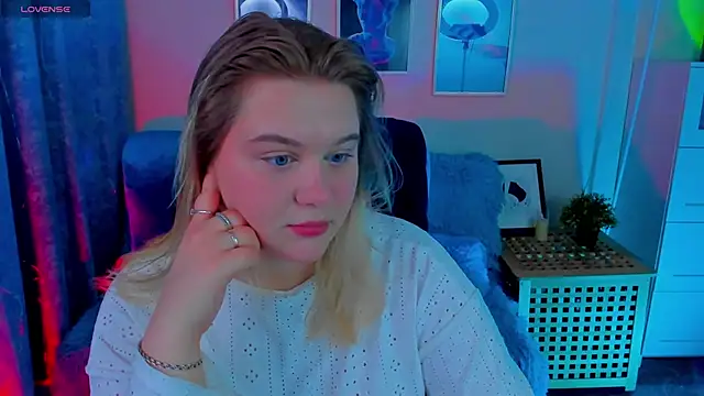 LouiseMous online show from December 4, 9:01 pm