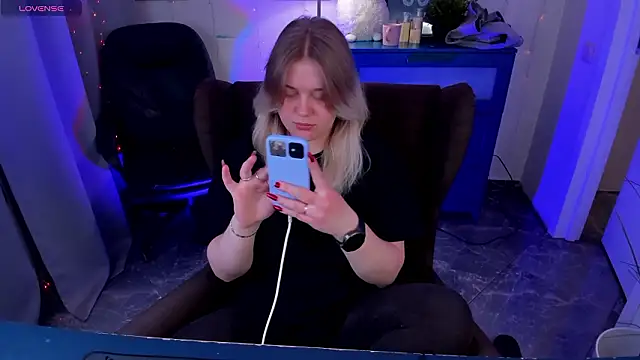 Snapshot of LouiseMous chatting on February 1, 9:02 pm LouiseMous online show from February 1, 9:02 pm