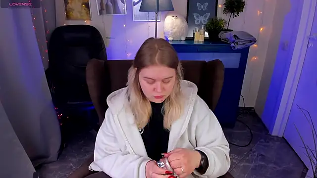 Snapshot of LouiseMous chatting on February 4, 8:03 pm LouiseMous online show from February 4, 8:03 pm