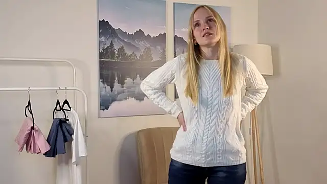 Snapshot of ToshiaPotvin chatting on November 15, 8:33 am ToshiaPotvin online show from November 15, 8:33 am