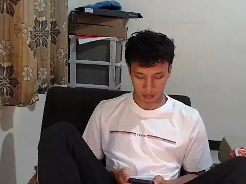 Snapshot of newgys chatting on March 9, 3:05 pm newgys online show from March 9, 3:05 pm