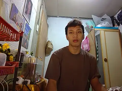 Snapshot of newgys chatting on March 11, 8:42 am newgys online show from March 11, 8:42 am