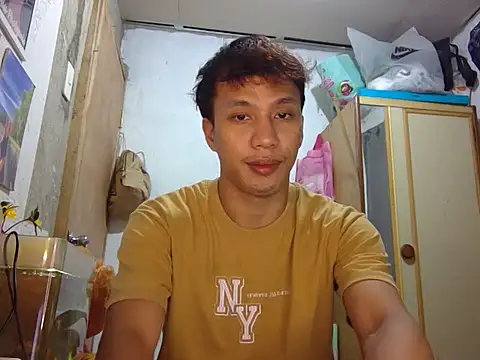 Snapshot of newgys chatting on March 11, 9:43 pm newgys online show from March 11, 9:43 pm