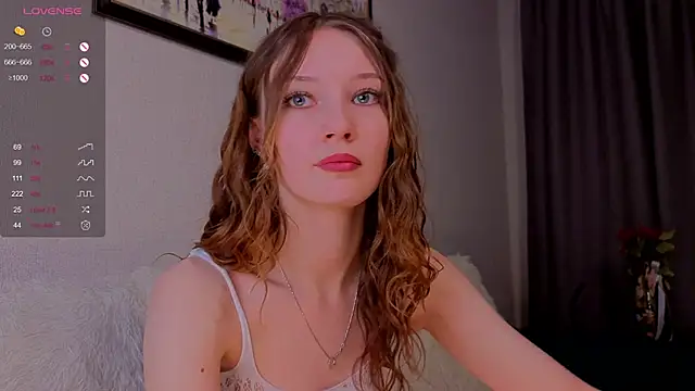 Snapshot of Alisavine chatting on April 19, 8:00 pm Alisavine online show from April 19, 8:00 pm