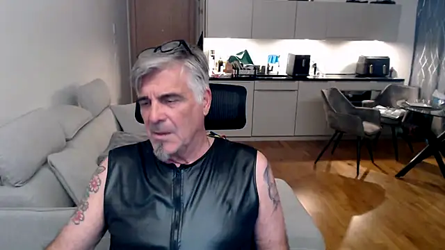 Buidapest online show from March 20, 5:23 am