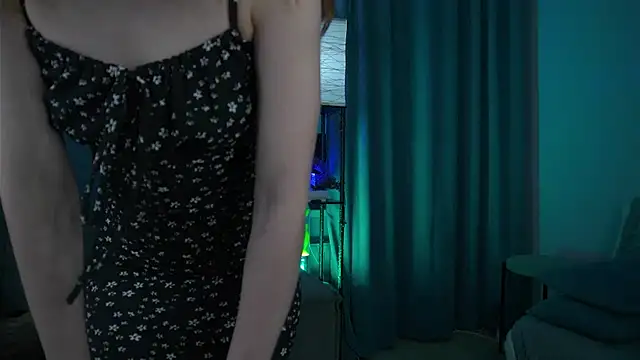 Snapshot of foxy_cute4you chatting on November 18, 6:01 pm foxy cute4you online show from November 18, 6:01 pm