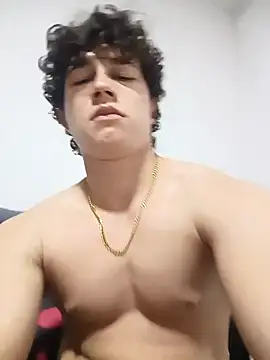 Snapshot of andrdosfn chatting on November 18, 2:28 am andrdosfn online show from November 18, 2:28 am