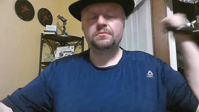 Snapshot of TheOneDonShaun chatting on November 20, 7:19 am TheOneDonShaun online show from November 20, 7:19 am