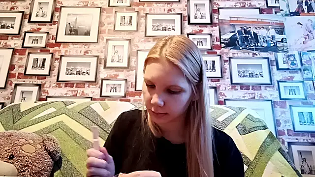 EvieBaggette online show from November 17, 8:20 am