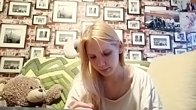 EvieBaggette online show from November 18, 7:35 am