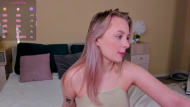 Snapshot of KiraRuiz chatting on February 5, 1:21 am KiraRuiz online show from February 5, 1:21 am