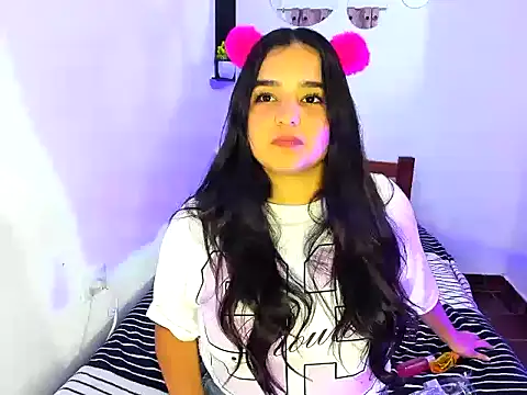 Snapshot of Babyhoney18 chatting on November 18, 1:00 am Babyhoney18 online show from November 18, 1:00 am