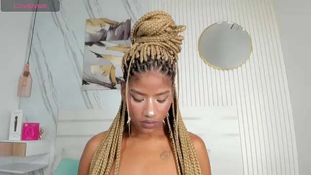 Snapshot of Afro_Luna chatting on June 1, 11:23 am Afro Luna online show from June 1, 11:23 am