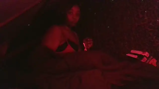 Snapshot of VenezuelaLuxeNoir chatting on December 21, 7:59 am VenezuelaLuxeNoir online show from December 21, 7:59 am