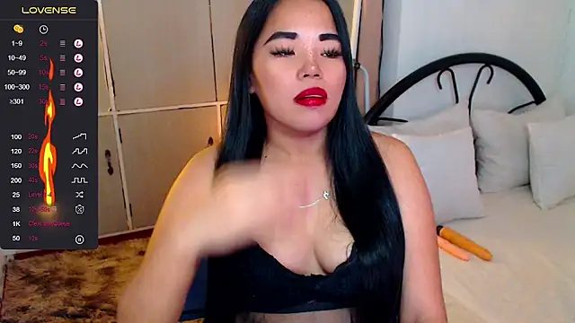 Snapshot of SquirtyLillyx chatting on November 20, 2:34 am SquirtyLillyx online show from November 20, 2:34 am