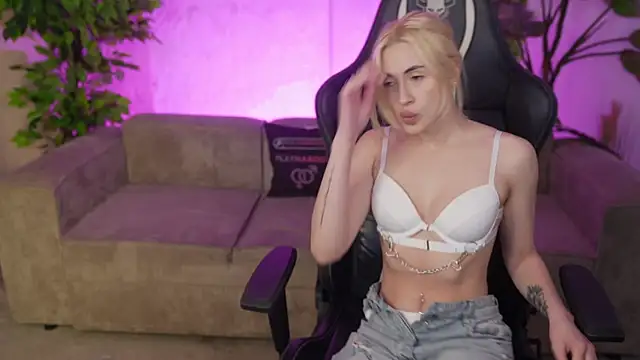 Kara cat online show from April 4, 6:27 pm