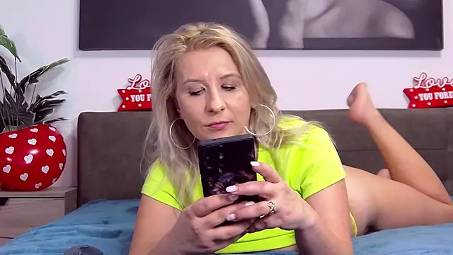 KaylinJan online show from February 22, 6:39 pm