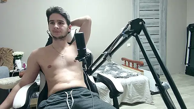 6thfingq online show from December 4, 4:38 pm