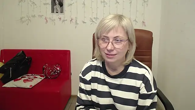 LaurenWishy online show from January 19, 12:20 pm