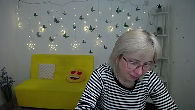 LaurenWishy online show from February 21, 12:55 am