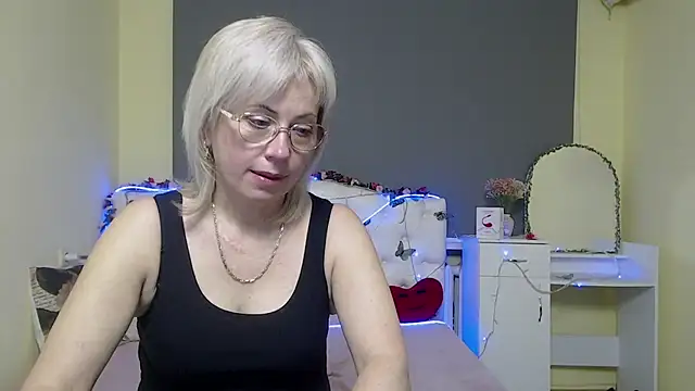 Snapshot of LaurenWishy chatting on April 28, 2:27 am LaurenWishy online show from April 28, 2:27 am
