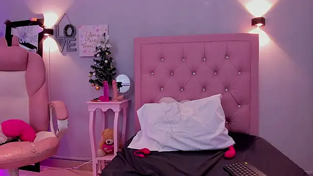 MiaWhiteBunny online show from December 2, 2:39 am