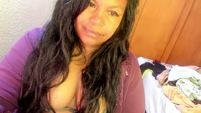 Snapshot of ebonycamelia chatting on April 21, 6:55 pm ebonycamelia online show from April 21, 6:55 pm