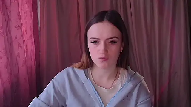 Snapshot of Illa_May chatting on February 5, 8:30 am Illa May online show from February 5, 8:30 am