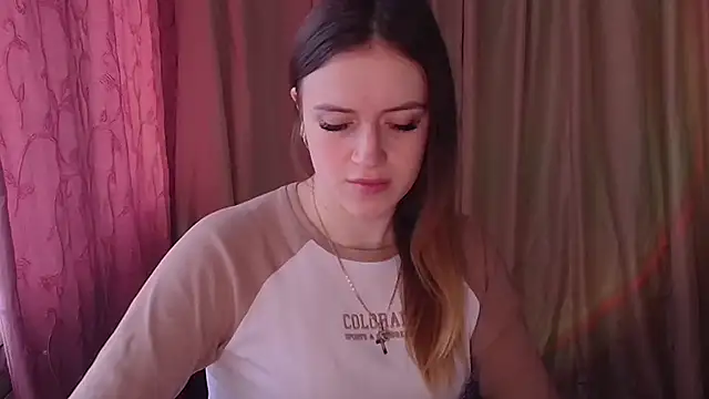 Snapshot of Illa_May chatting on February 24, 7:39 am Illa May online show from February 24, 7:39 am