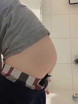 Snapshot of Spielzeugtwink chatting on February 8, 3:15 pm Spielzeugtwink online show from February 8, 3:15 pm