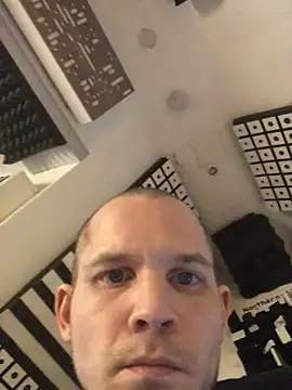 Spielzeugtwink online show from April 3, 3:32 pm