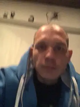 Snapshot of Spielzeugtwink chatting on May 19, 9:43 pm Spielzeugtwink online show from May 19, 9:43 pm