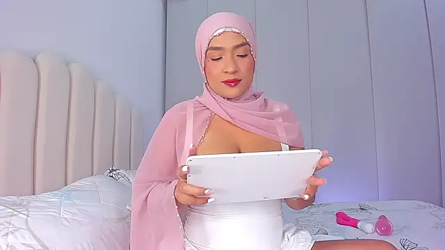 Snapshot of Amira-Zahra chatting on April 26, 9:23 pm Amira-Zahra online show from April 26, 9:23 pm