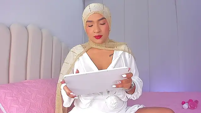 Snapshot of Amira-Zahra chatting on May 1, 10:25 pm Amira-Zahra online show from May 1, 10:25 pm