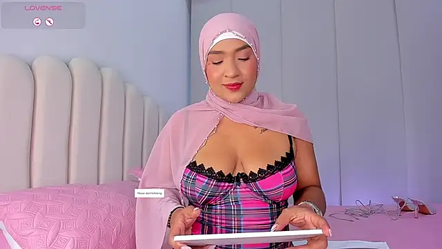 Snapshot of Amira-Zahra chatting on June 17, 10:54 pm Amira-Zahra online show from June 17, 10:54 pm