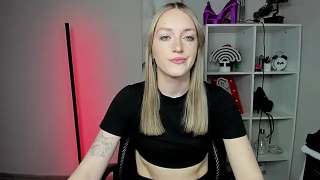 EvelynBlond online show from March 2, 7:15 am