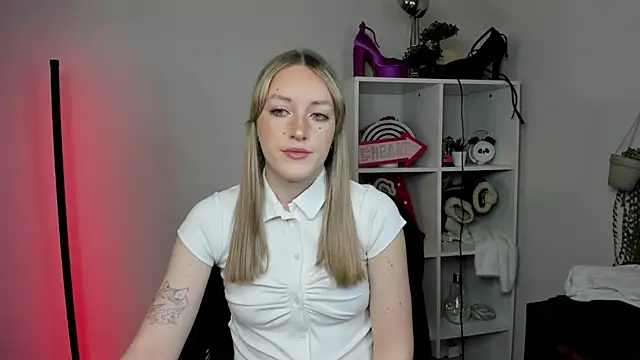 EvelynBlond online show from March 27, 10:15 am