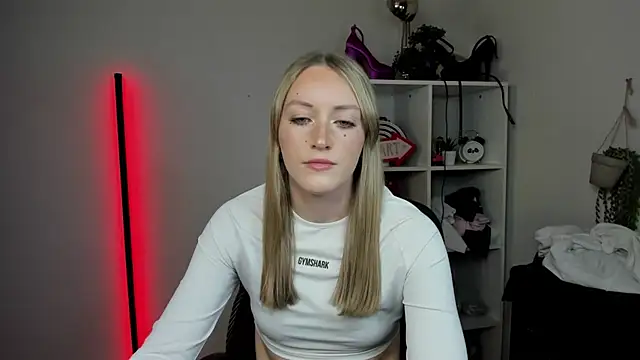 EvelynBlond online show from April 10, 12:43 pm