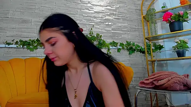 SerennaNoir online show from December 18, 5:46 am