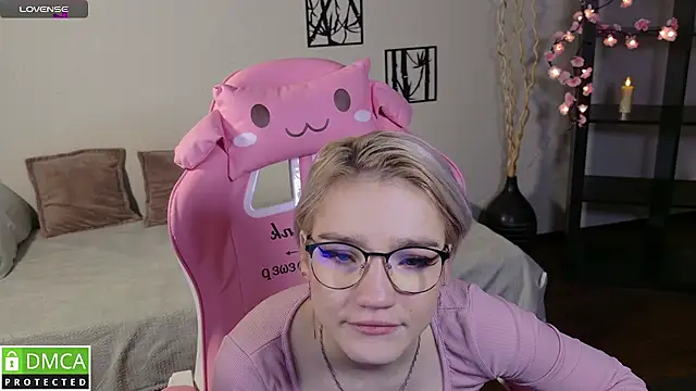 Snapshot of Megan_Lora chatting on November 21, 8:35 am Megan Lora online show from November 21, 8:35 am