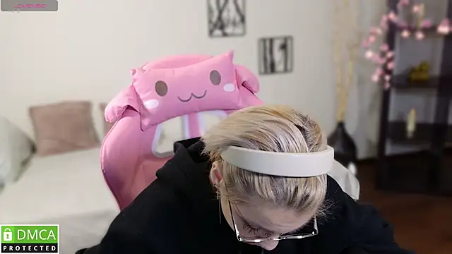 Megan Lora online show from November 27, 1:29 am